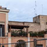 Alzando lo sguardo scorgiamo, in alto sulla destra, addirittura un piccolo torrino